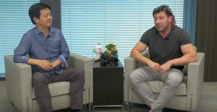 Le catcheur professionnel Kenny Omega discute avec le producteur Yoshinori Kitase de Final Fantasy VII et Parasite Eve
