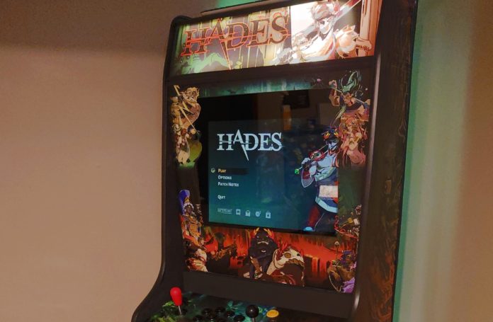 Quelqu'un a construit une armoire d'arcade Hadès et c'est magnifique
