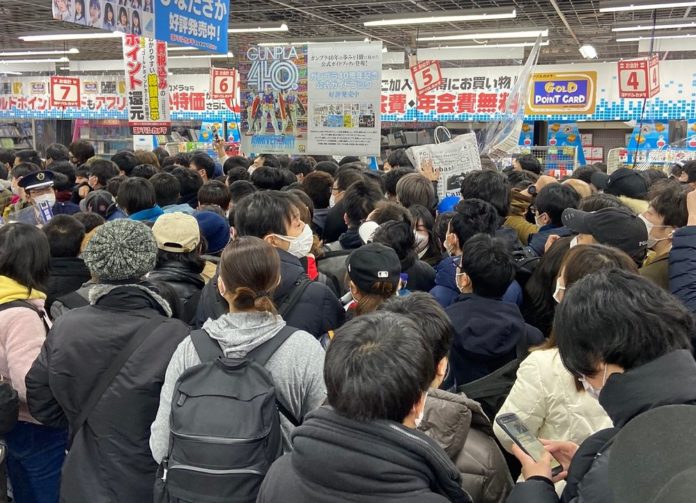 La tentative du magasin de Tokyo de vendre des actions PS5 se termine dans le chaos de la foule
