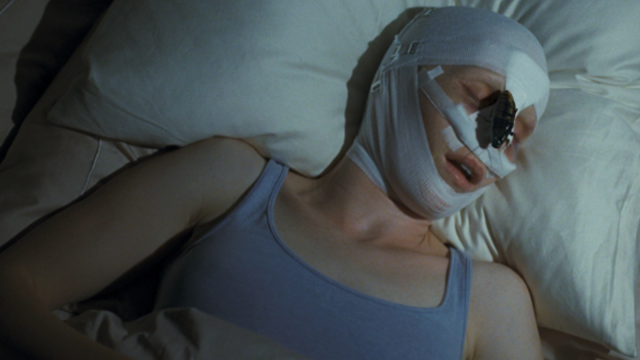 bug sur le visage dans Goodnight Mommy