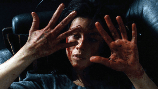 mains tachées de sang dans Martyrs