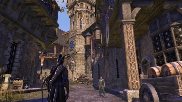 The Elder Scrolls Online : un personnage se promène dans une ville aux allures médiévales.