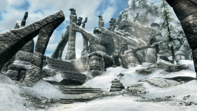 The Elder Scrolls : image de Skyrim montrant l'entrée enneigée de Bleak Falls Barrow.