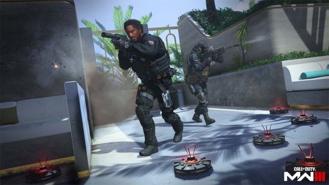 Les joueurs de MW3 traversent un ensemble de mines en tirant avec des armes.