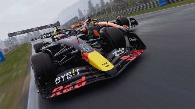 Une voiture Red Bull et McLaren courant sous la pluie.