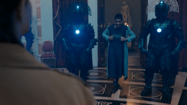Sacha Dhawan en tant que maître docteur dans Doctor Who