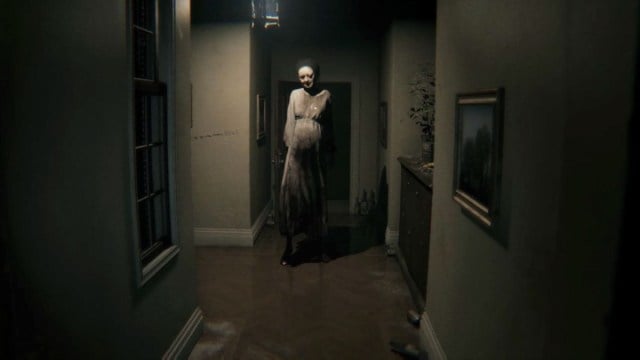 Silent Hills : une femme à l’air effrayant au bout d’un couloir.