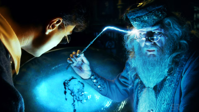 Harry et Dumbledore extrayant des souvenirs pour la Pensine