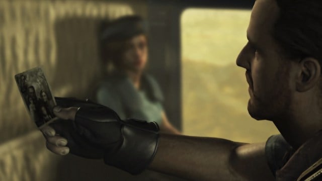Remake de Resident Evil : Barry Burton regarde une photo d'un air interrogateur tandis que Jill Valentine est assise au loin.