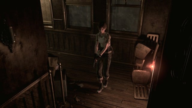 Resident Evil Zero : Rebecca Chambers marche dans un couloir faiblement éclairé.