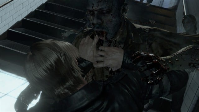 Resident Evil 6 : un zombie attaquant Leon Kennedy en bas d'un escalier.