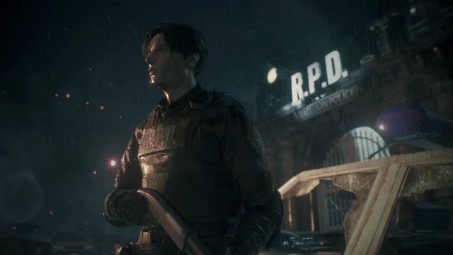 Remake de Resident Evil 2 : Leon Kennedy tient un fusil de chasse alors qu'il se tient sous la pluie devant le RPD.