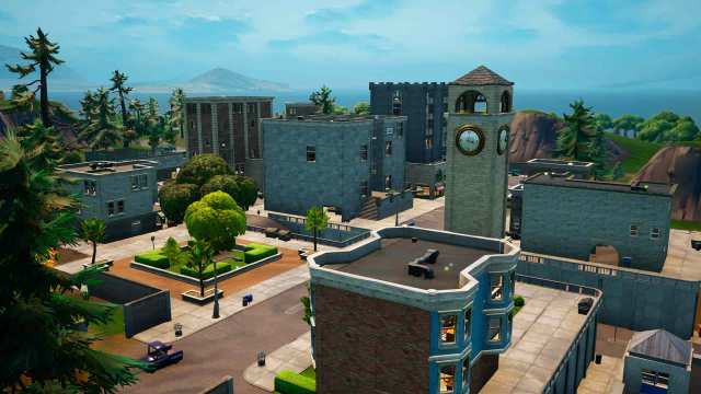 Une ville animée de Fortnite, avec une tour de l'horloge, des maisons et des immeubles de bureaux