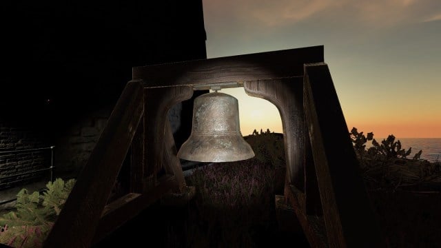 Phasmophobie : une lampe de poche éclaire une grosse cloche à l'extérieur du phare de Point Hope.