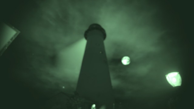 Phasmophobie : une vue en vision nocturne du phare de Point Hope.