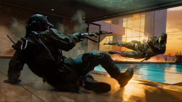 Un joueur de CoD glisse et tire avec son arme, tandis qu'un ennemi saute sur le côté.