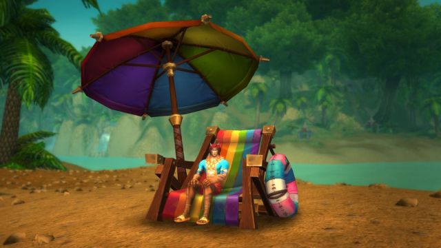 Un dracthyr assis sur une chaise de plage aux couleurs de l'arc-en-ciel avec un parasol