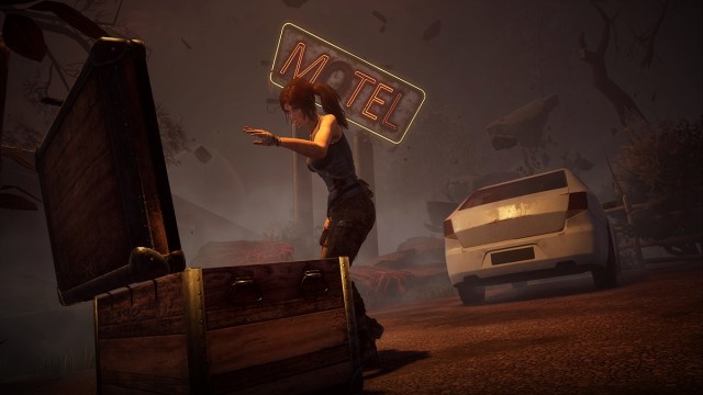 Lara Croft ouvre un coffre dans Dead by Daylight près d'un motel en ruine