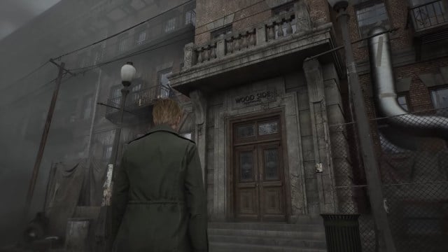 Remake de Silent Hill 2 : James Sunderland s'approchant de l'immeuble Wood Side.