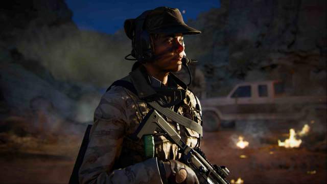 Un personnage de Black Ops 6 debout en camouflage la nuit, tenant une arme. 