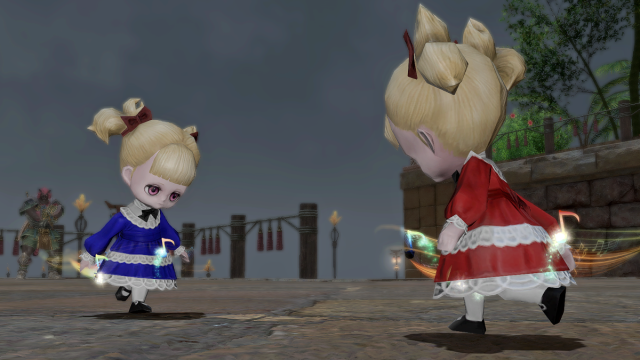 Calca et Brina dansent ensemble dans Final Fantasy XIV