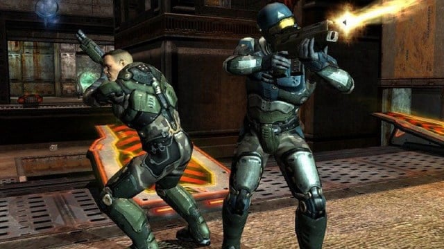 Quake 4 : deux marines se tiennent dos à dos et tirent hors écran.