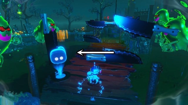 Astro Bot a arrêté le temps avec des fantômes lançant des couteaux. Une flèche pointe vers l'emplacement d'un robot.